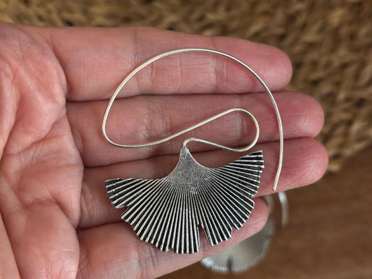 Pendientes Ginkgo Whisper: gotas botánicas esculpidas en plata de ley.