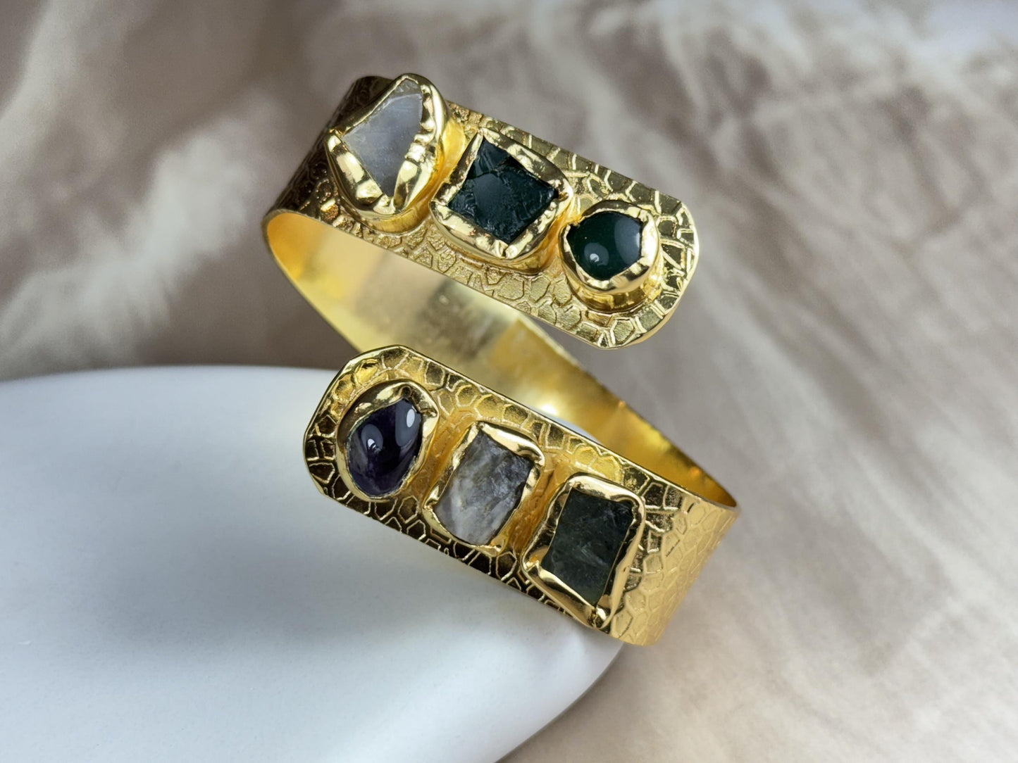 Pulsera ajustable de latón bañada en oro de 18 quilates.