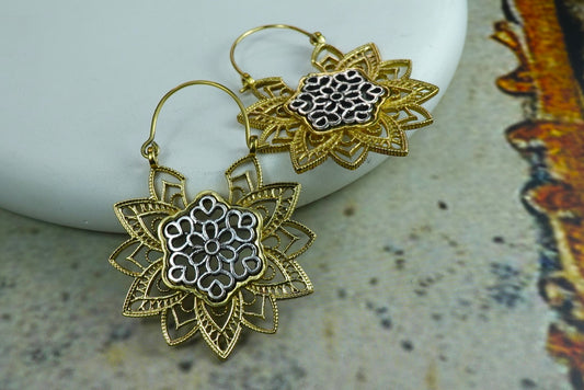 Créoles en filigrane de lotus doré - Boucles d'oreilles en laiton complexes inspirées du mandala.