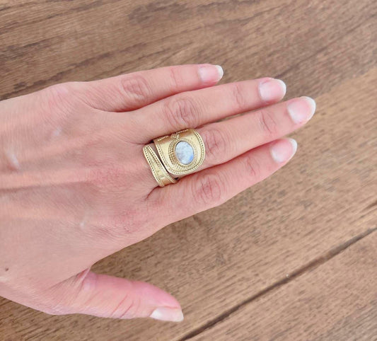Bagues réglables en laiton fabriquées à la main avec pierre de lune – Design ethnique bohème.