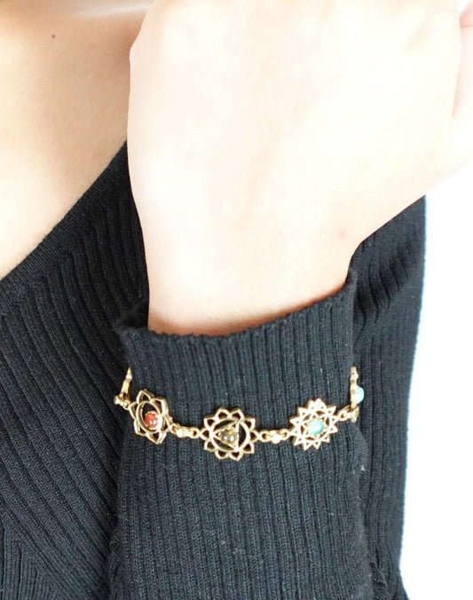 Bracelet à géométrie sacrée 7 chakras - Un bracelet à breloques spirituelles avec 7 pierres précieuses, imprégné d'équilibre et de symbolisme.