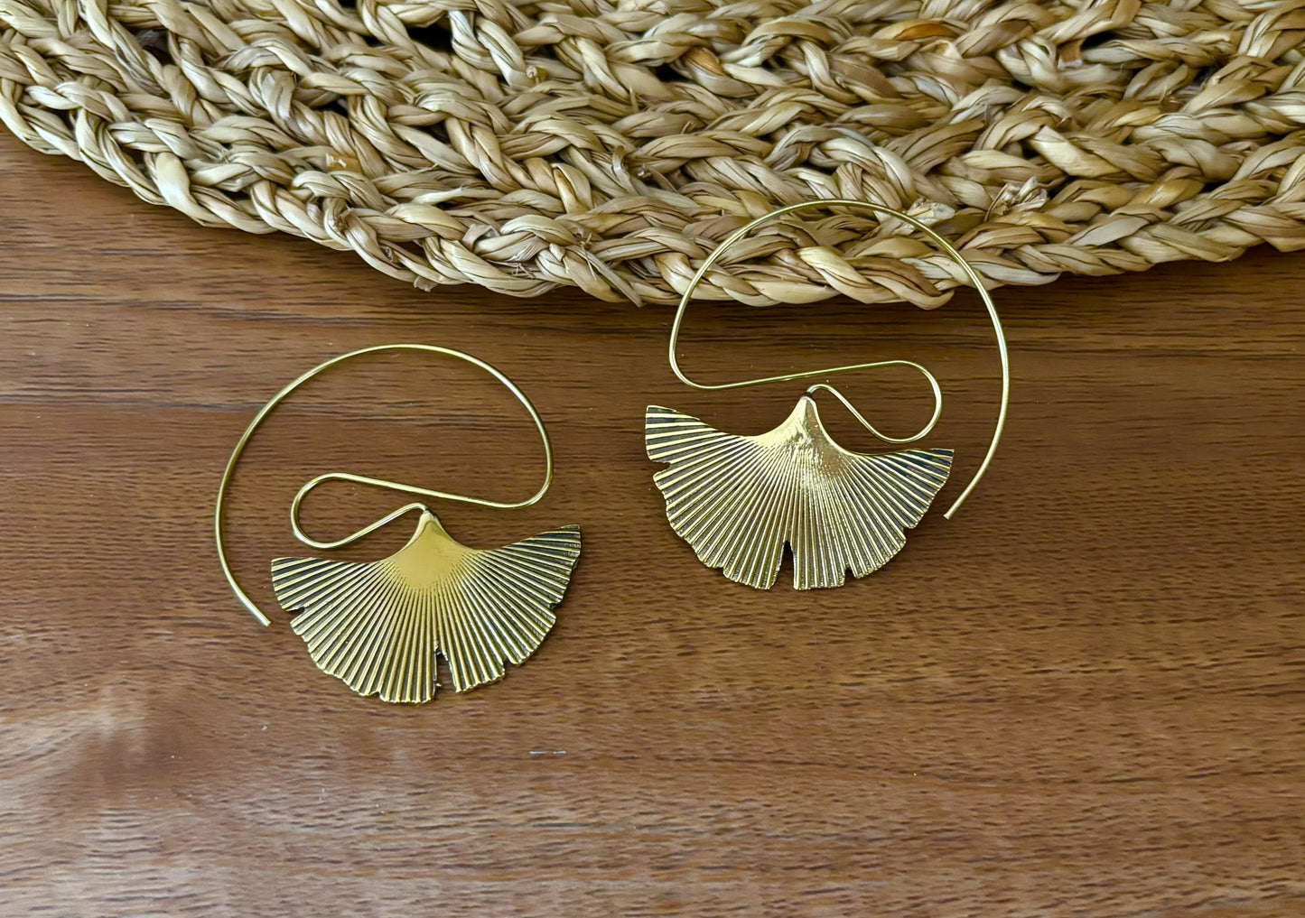 Pendientes Ginkgo Whisper: gotas botánicas esculpidas en plata de ley.