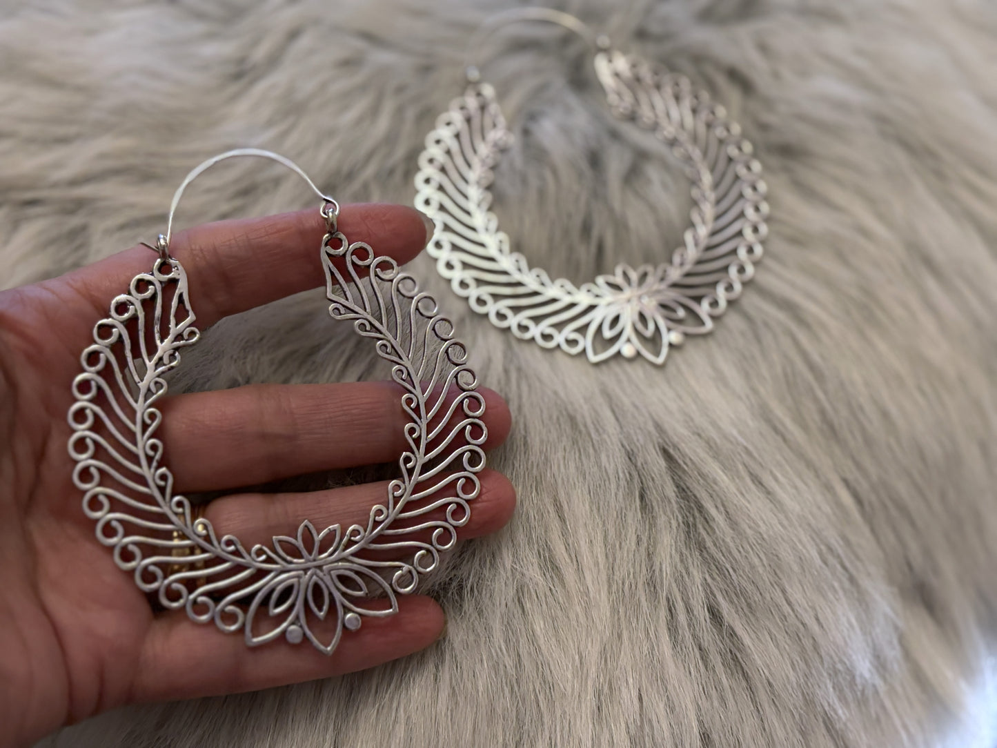 Aros de filigrana de loto dorado: pendientes llamativos de latón con intrincados detalles inspirados en mandalas.