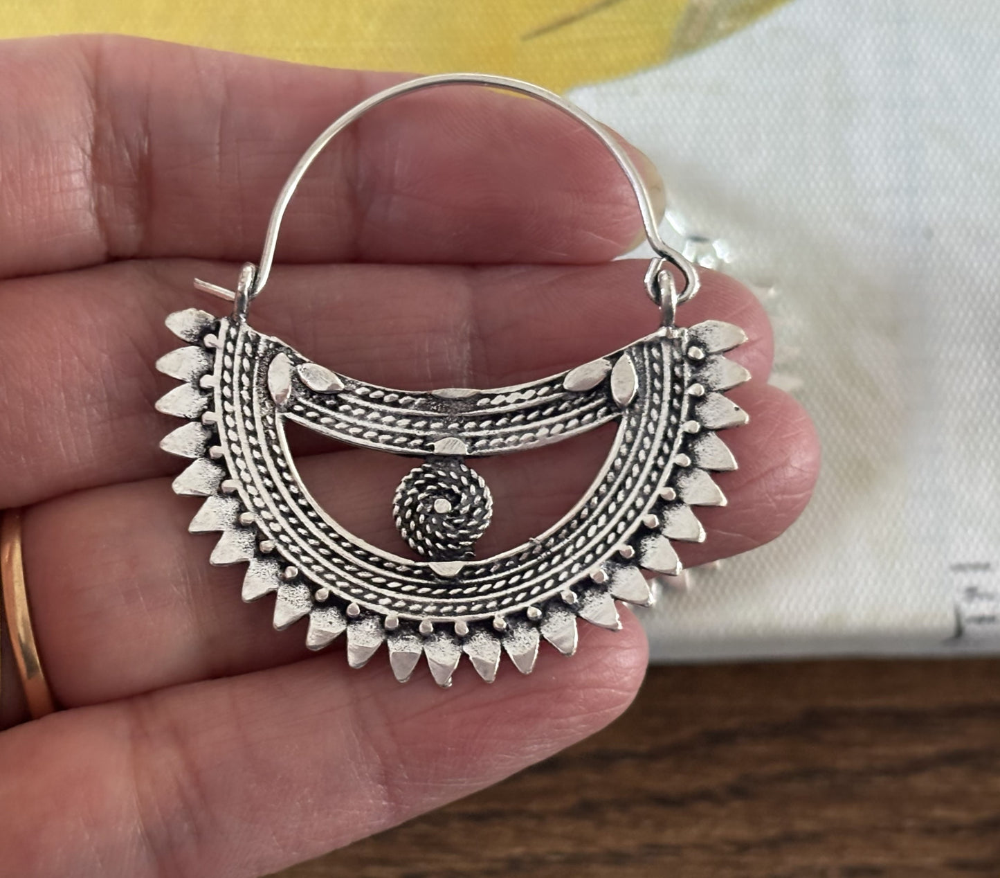 Aros de filigrana de loto dorado: pendientes llamativos de latón con intrincados detalles inspirados en mandalas.