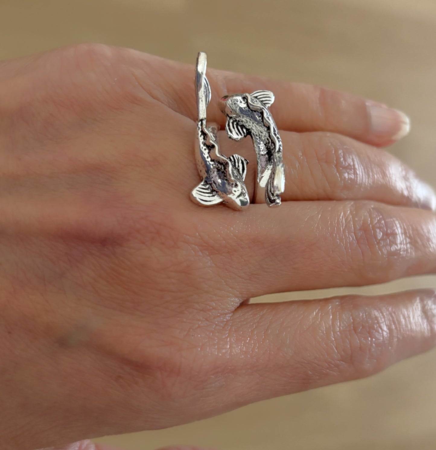 Anillo ajustable con dos peces koi: joyería artística de latón inspirada en la naturaleza.