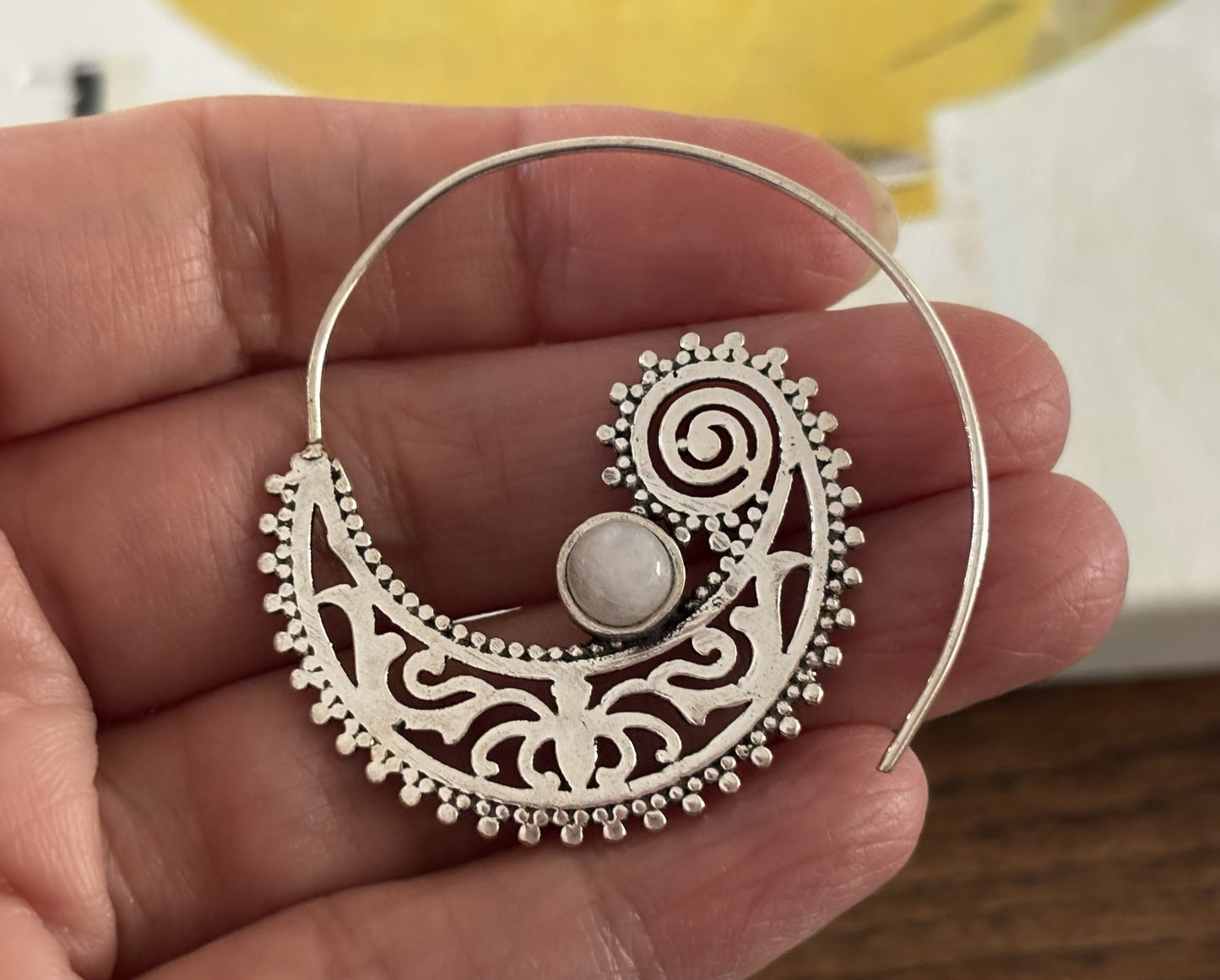 Aros de filigrana de loto dorado: pendientes llamativos de latón con intrincados detalles inspirados en mandalas.