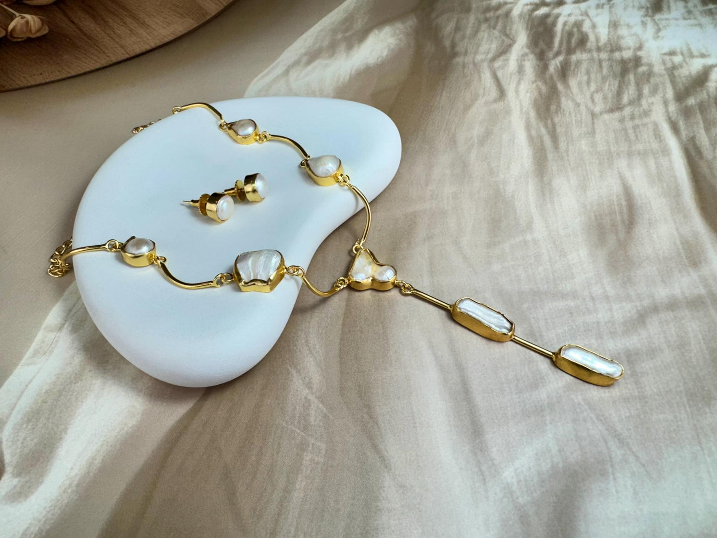 Iridescent Moonstone Y-Shaped Lariat Design Necklace and Earrings – Modern Boho 18K Gold-Plated jewellery Set.