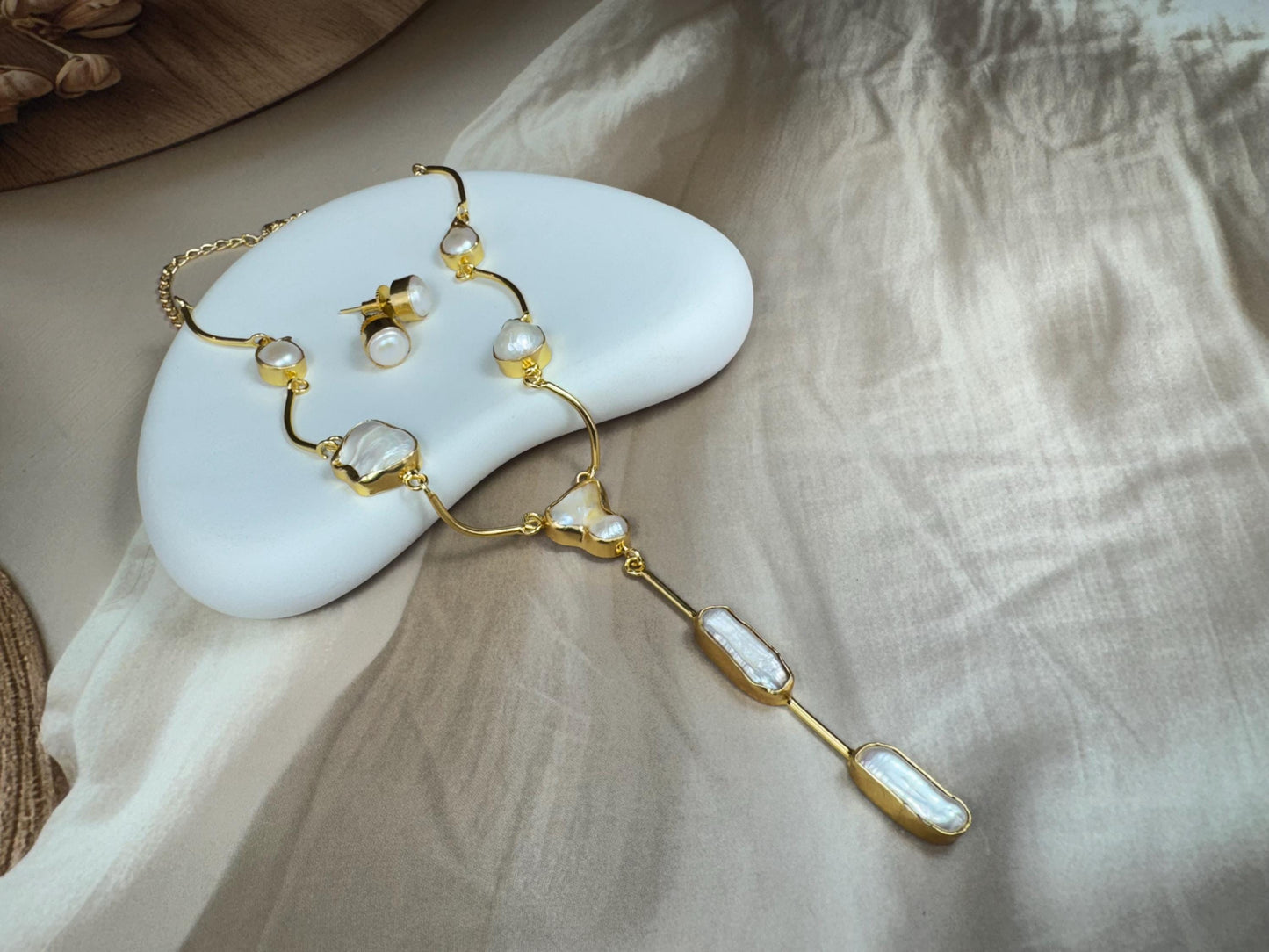 Iridescent Moonstone Y-Shaped Lariat Design Necklace and Earrings – Modern Boho 18K Gold-Plated jewellery Set.