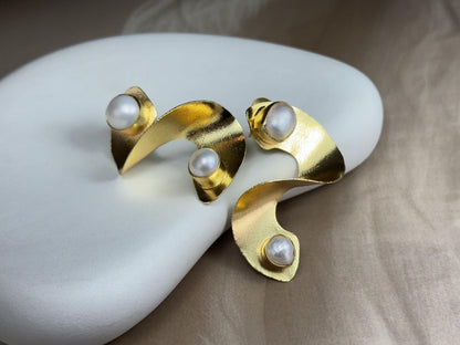 18K Gold-plated Gilded Wave Moonstone Earrings.