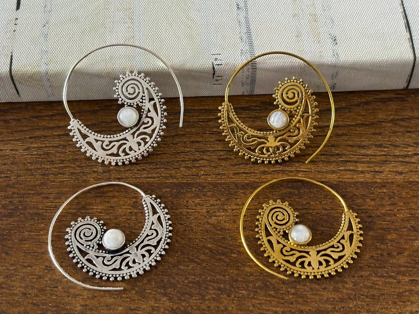 Aros de filigrana de loto dorado: pendientes llamativos de latón con intrincados detalles inspirados en mandalas.