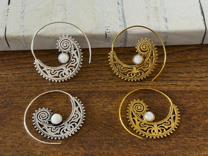 Aros de filigrana de loto dorado: pendientes llamativos de latón con intrincados detalles inspirados en mandalas.