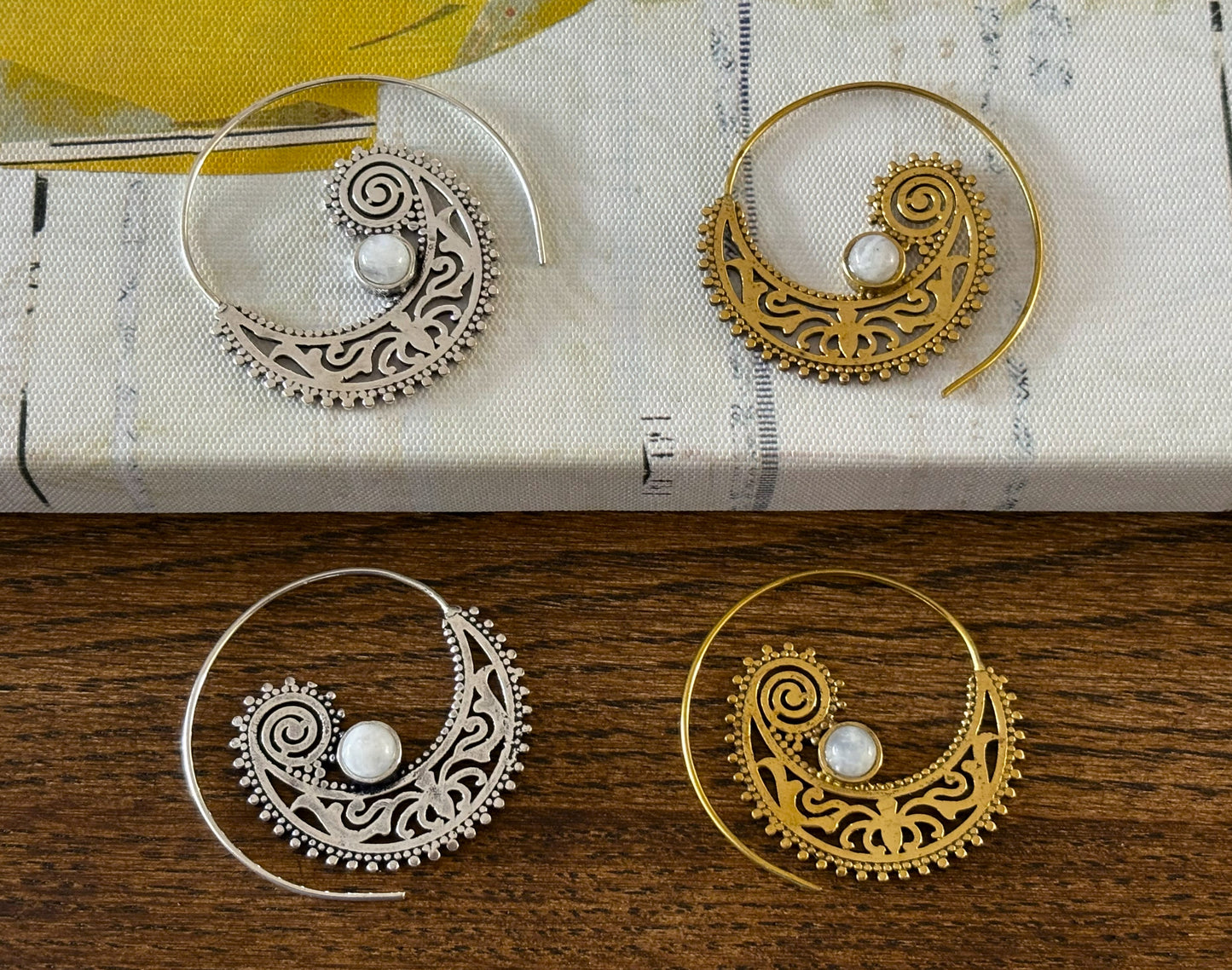 Aros de filigrana de loto dorado: pendientes llamativos de latón con intrincados detalles inspirados en mandalas.