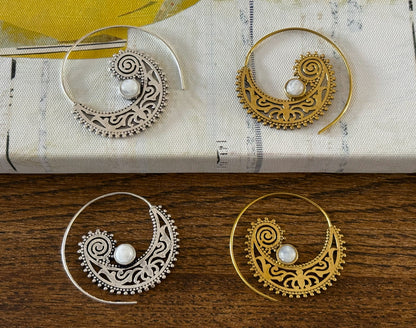 Aros de filigrana de loto dorado: pendientes llamativos de latón con intrincados detalles inspirados en mandalas.