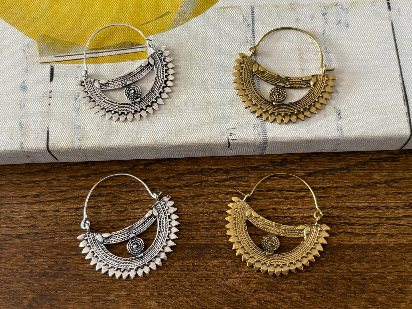 Aros de filigrana de loto dorado: pendientes llamativos de latón con intrincados detalles inspirados en mandalas.