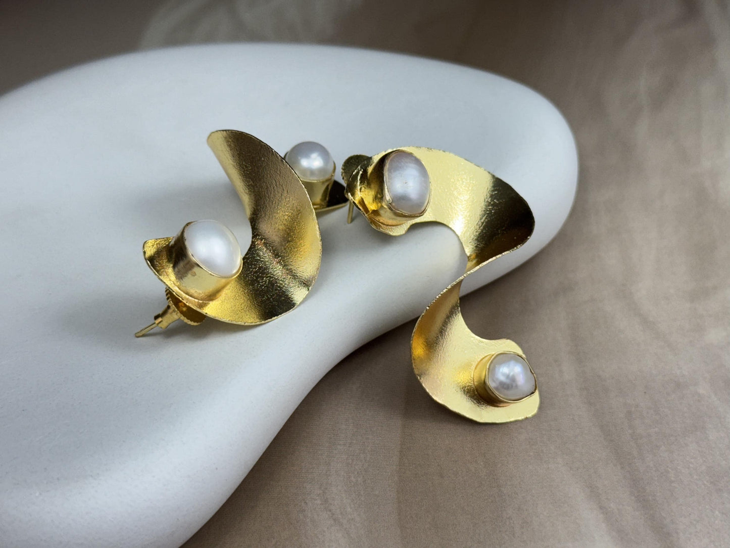 18K Gold-plated Gilded Wave Moonstone Earrings.