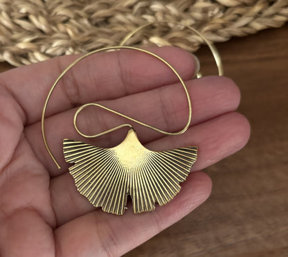 Pendientes Ginkgo Whisper: gotas botánicas esculpidas en plata de ley.