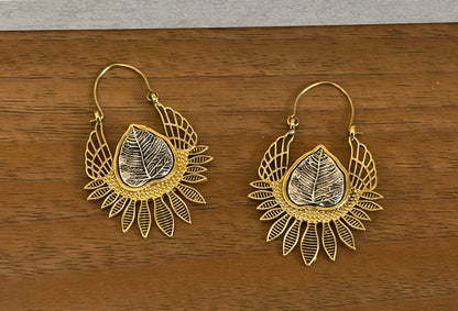 Two-Tone Leaf Drop Earrings – Gold & Silver Nature-Inspired Design.
