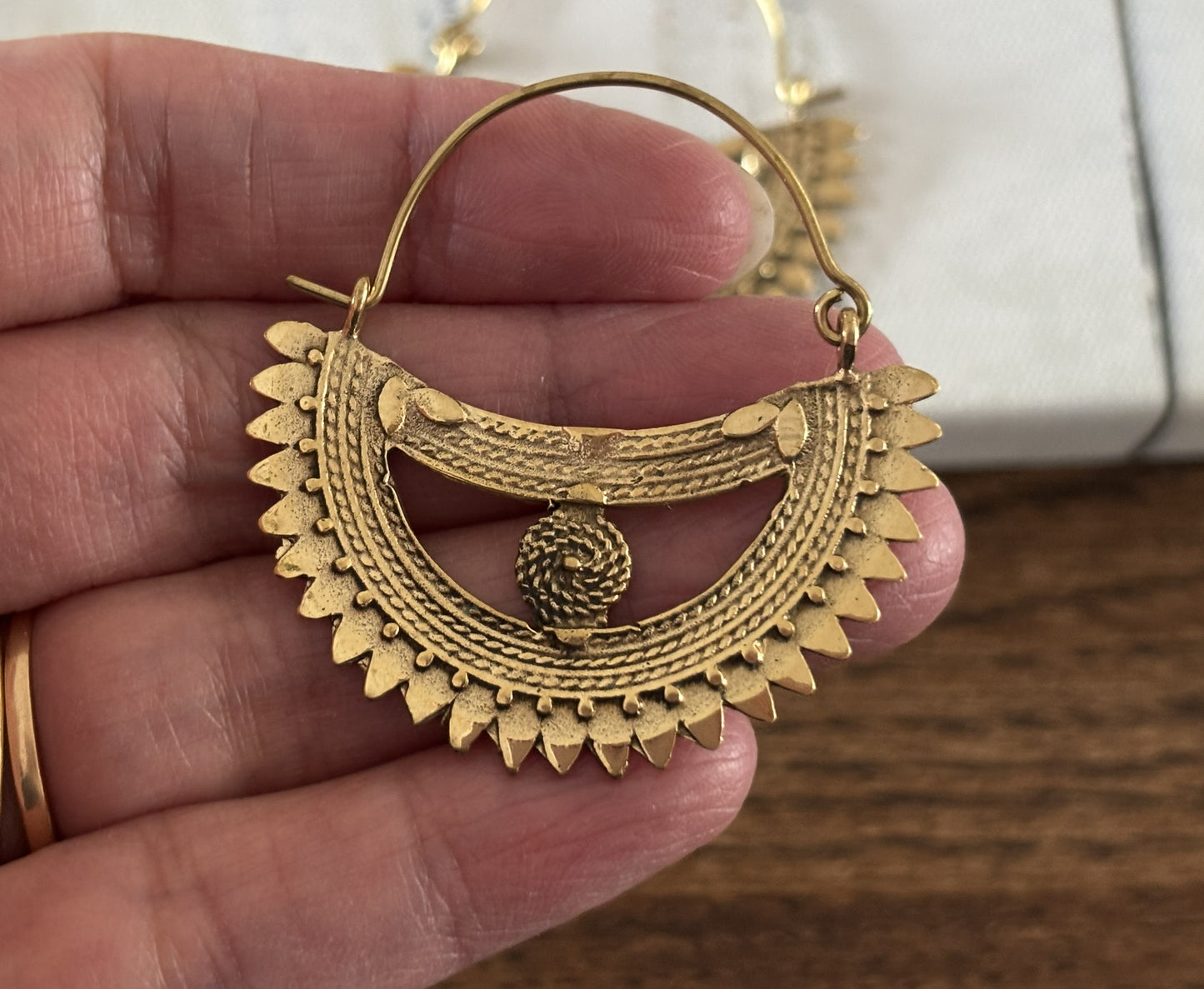 Aros de filigrana de loto dorado: pendientes llamativos de latón con intrincados detalles inspirados en mandalas.