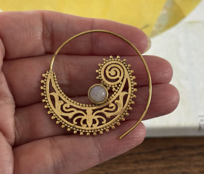 Aros de filigrana de loto dorado: pendientes llamativos de latón con intrincados detalles inspirados en mandalas.
