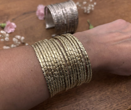 Brazalete apilable con acabado en oro martillado: conjunto de brazaletes de latón ajustables.