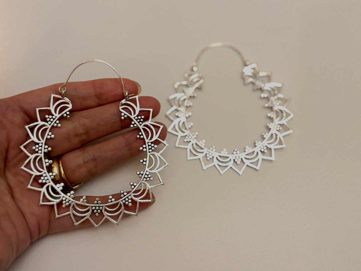 Créoles Sunray Mandala en laiton/argent – ​​Boucles d'oreilles rondes bohèmes audacieuses.