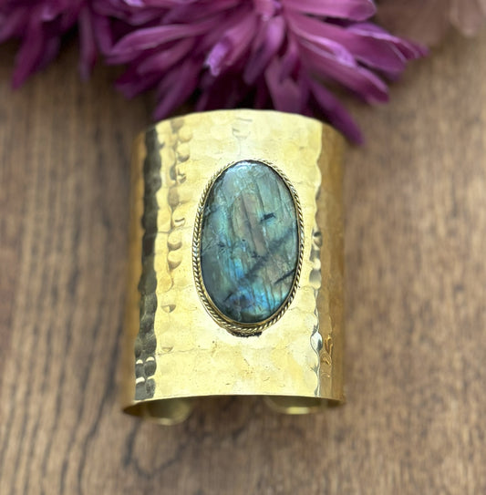 Manchette en laiton à dôme audacieux – Bracelet jonc large et réglable vintage.