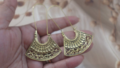 Fan-Shaped Tribal Brass Earrings - Unique fan-shaped mandala earrings with ethnic filigree details in brass.