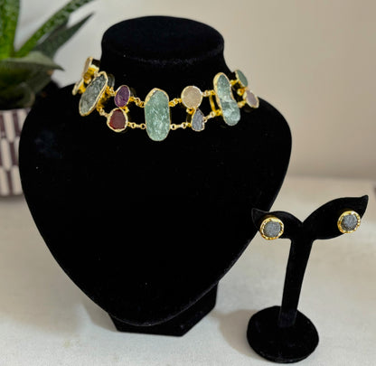 Conjunto de declaración de piedra cruda Golden Bloom: conjunto de joyas bañado en oro de 18 quilates.