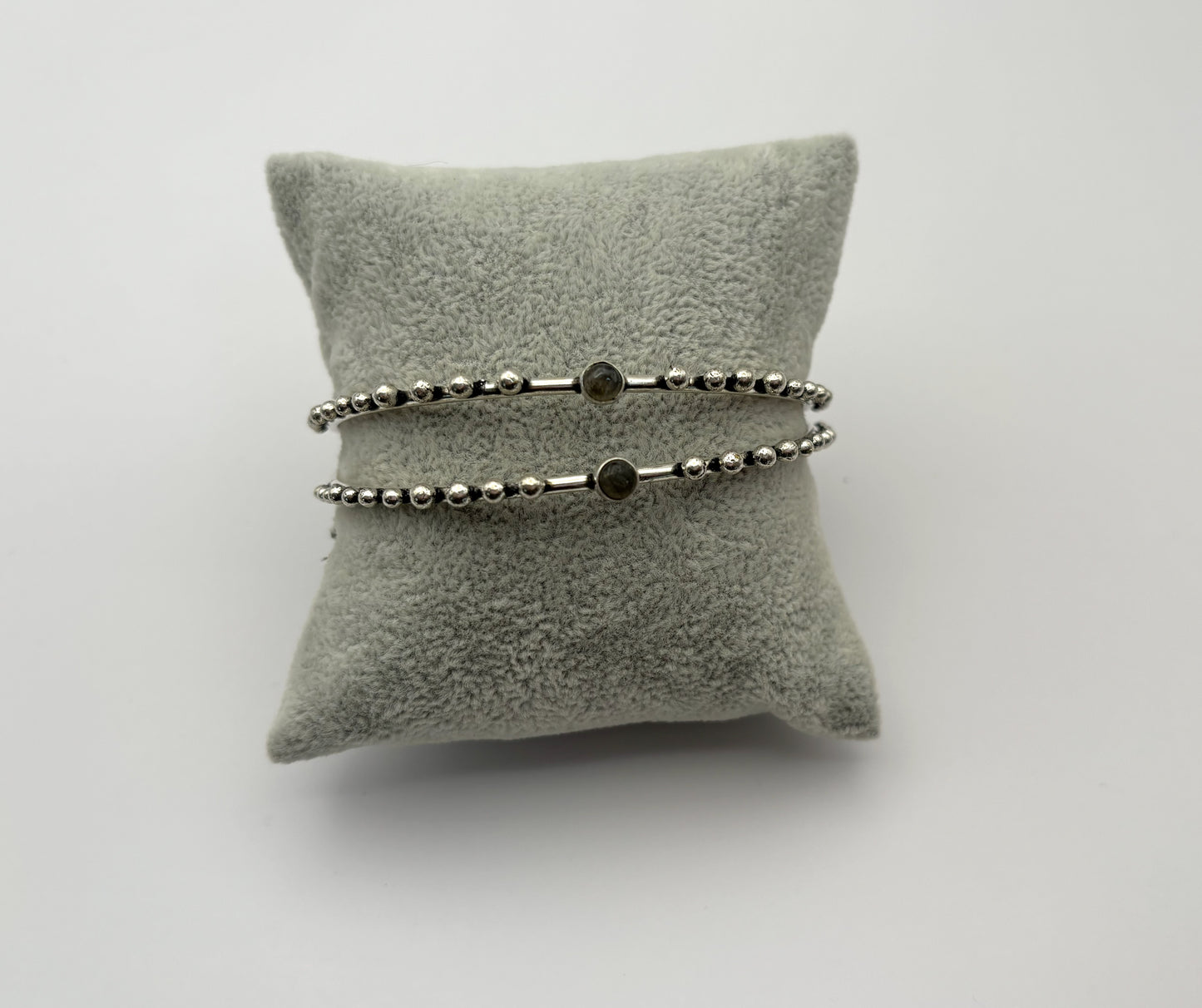 Bracelets en laiton ornés de perles turquoise et pierre de lune.