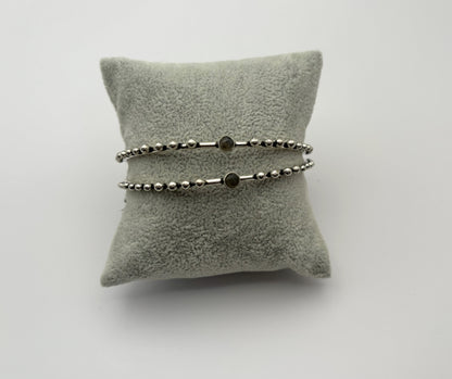 Bracelets en laiton ornés de perles turquoise et pierre de lune.