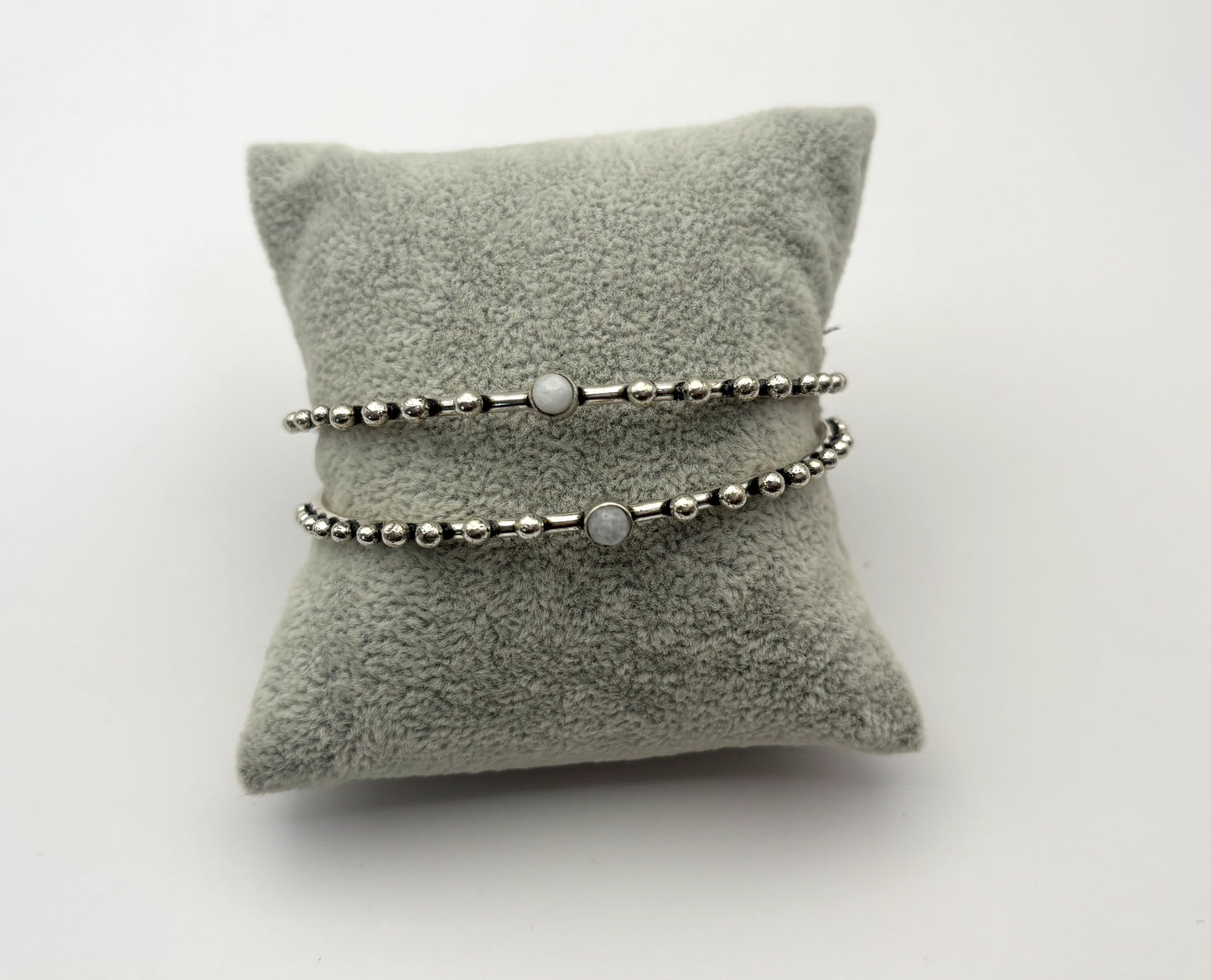 Bracelets en laiton ornés de perles turquoise et pierre de lune.