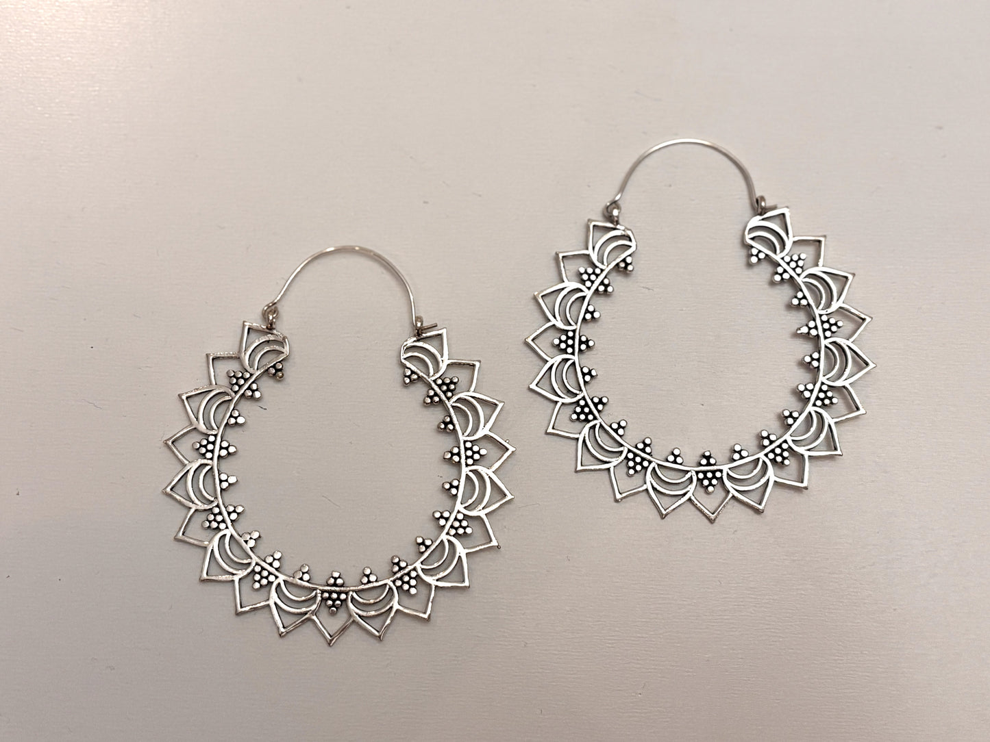Créoles Sunray Mandala en laiton/argent – ​​Boucles d'oreilles rondes bohèmes audacieuses.