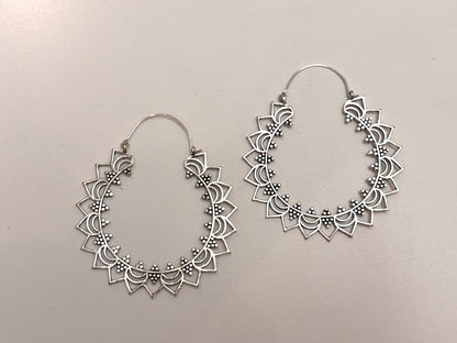 Créoles Sunray Mandala en laiton/argent – ​​Boucles d'oreilles rondes bohèmes audacieuses.