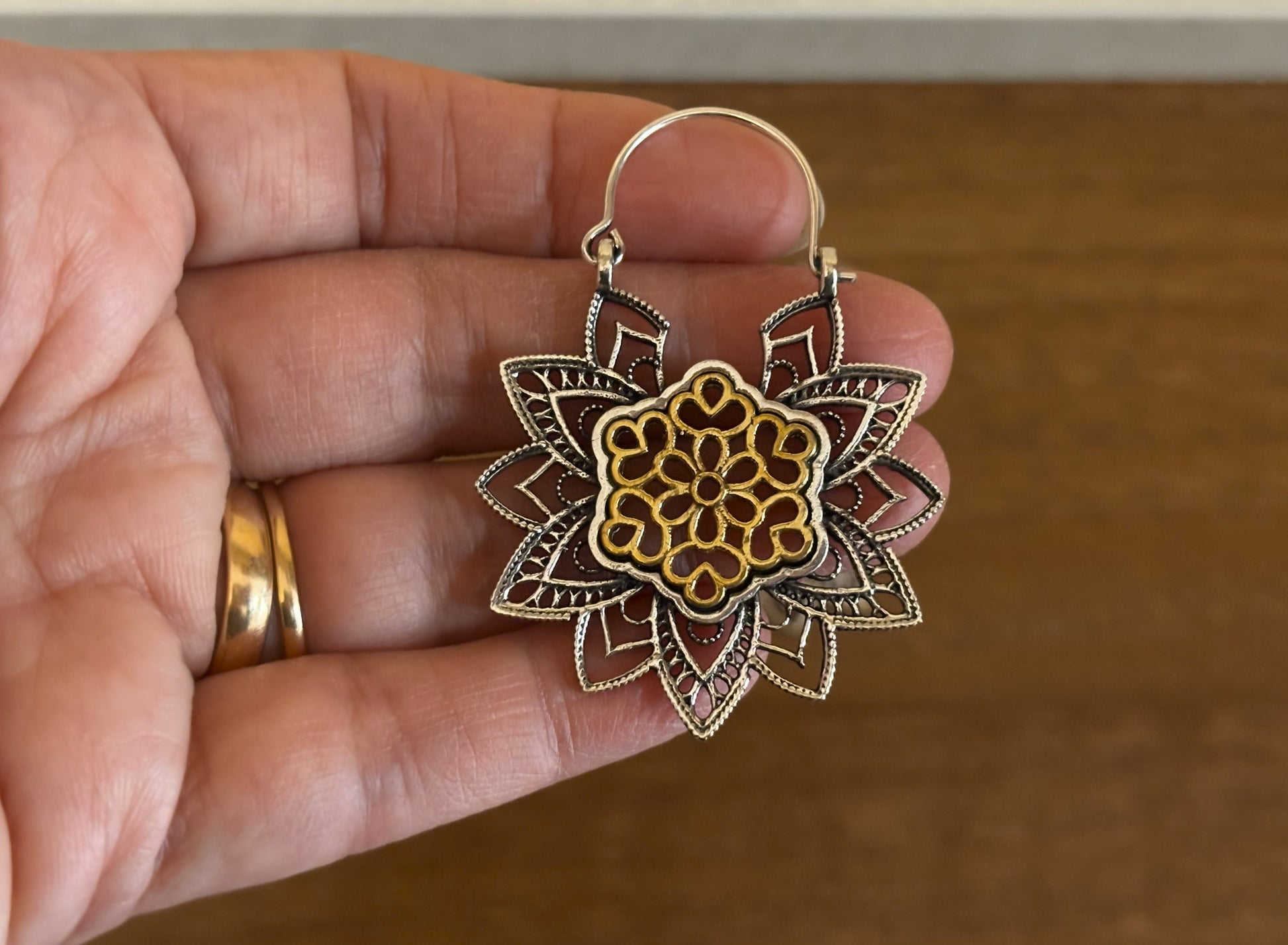 Two-Tone Floral Drop Earrings – Gold & Silver Statement Design.