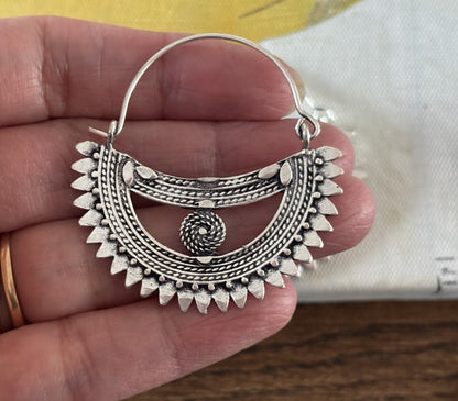 Aros de filigrana de loto dorado: pendientes llamativos de latón con intrincados detalles inspirados en mandalas.