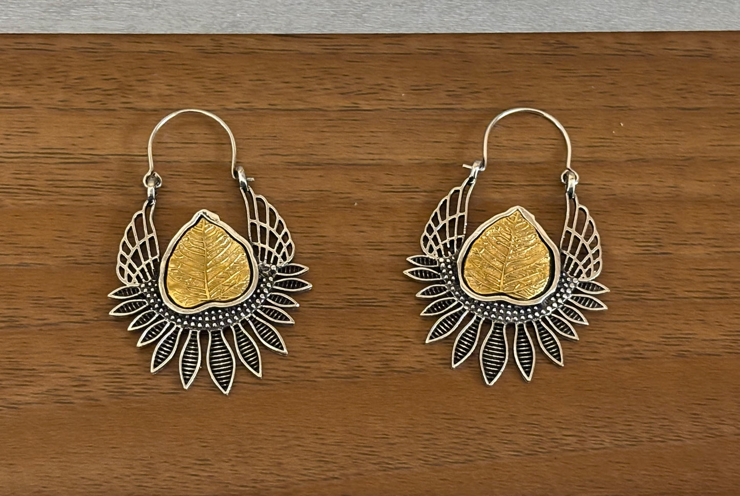 Two-Tone Leaf Drop Earrings – Gold & Silver Nature-Inspired Design.