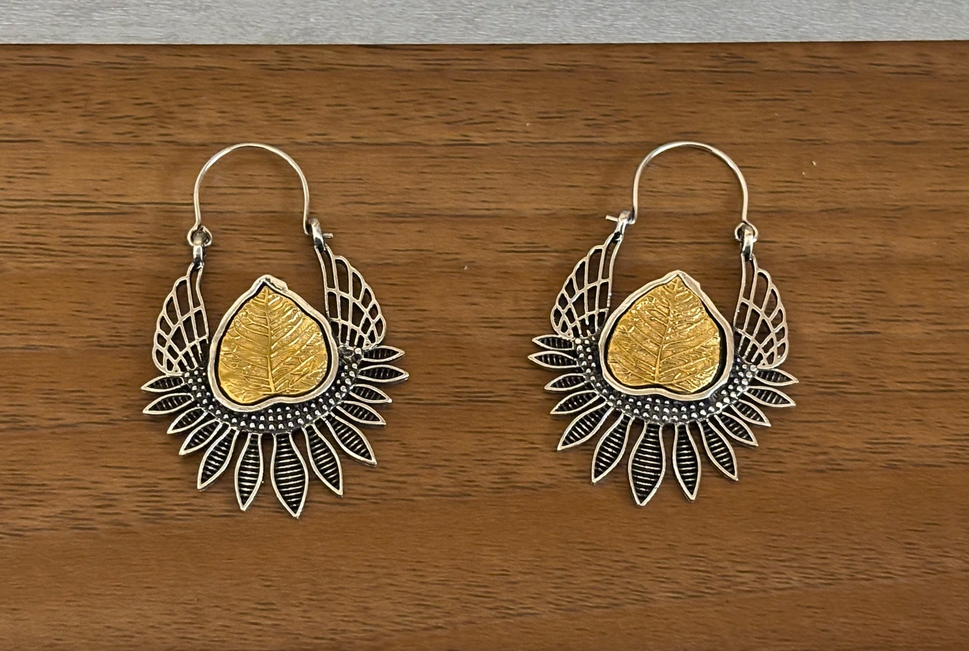 Two-Tone Leaf Drop Earrings – Gold & Silver Nature-Inspired Design.