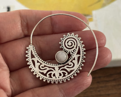 Aros de filigrana de loto dorado: pendientes llamativos de latón con intrincados detalles inspirados en mandalas.