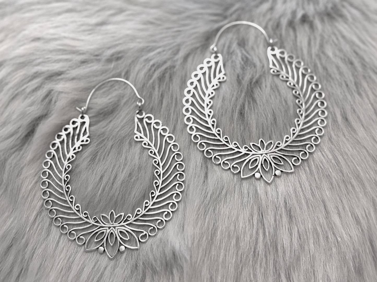 Aros de filigrana de loto dorado: pendientes llamativos de latón con intrincados detalles inspirados en mandalas.