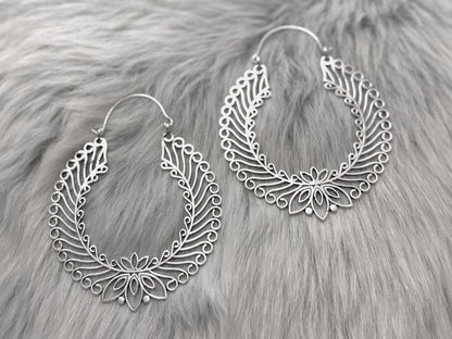 Aros de filigrana de loto dorado: pendientes llamativos de latón con intrincados detalles inspirados en mandalas.